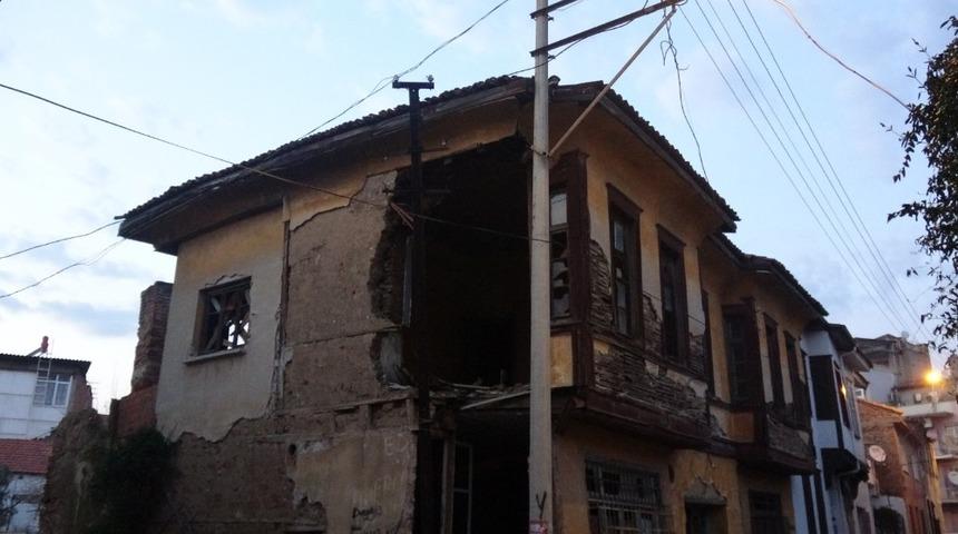 Yıkılma tehlikesi olan ev boşaltıldı