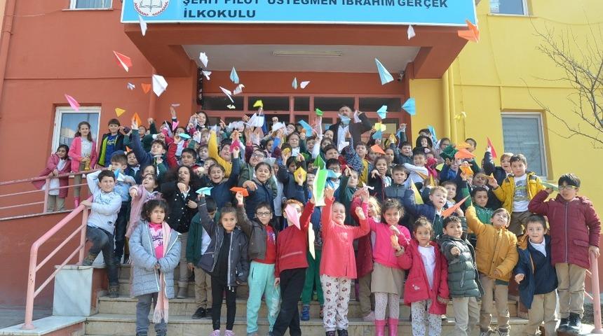 Şehit pilotu kağıttan u&ccedil;akla andılar