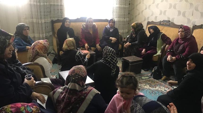 AK Partili kadınlar ev ziyaretleri yapıyor