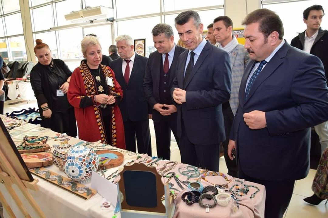 Karma el sanatları sergisi d&uuml;zenlenen t&ouml;renle a&ccedil;ıldı