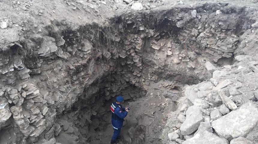 Kep&ccedil;e ile ka&ccedil;ak kazı yaparken yakalandı