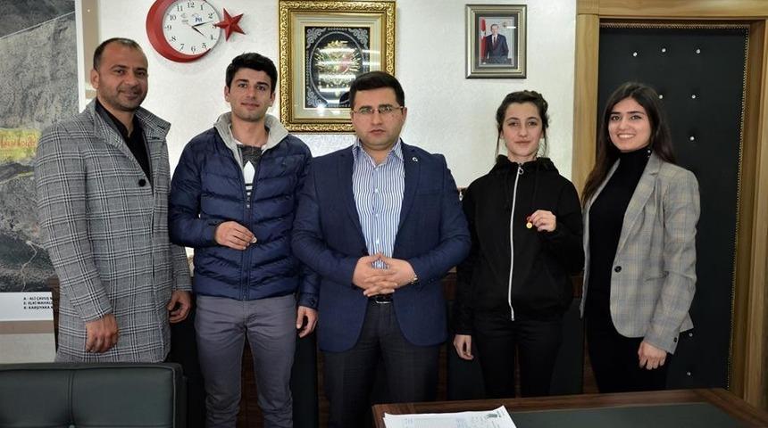 Beyt&uuml;şşebap&rsquo;ta kitap okuyup &ouml;zet &ccedil;ıkaran gen&ccedil;lere altın hediyesi