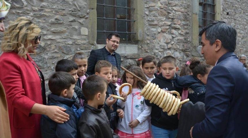 Yeniceli minikler "G&uuml;l&uuml;mse Karab&uuml;k" projesinin ilk misafirleri oldu