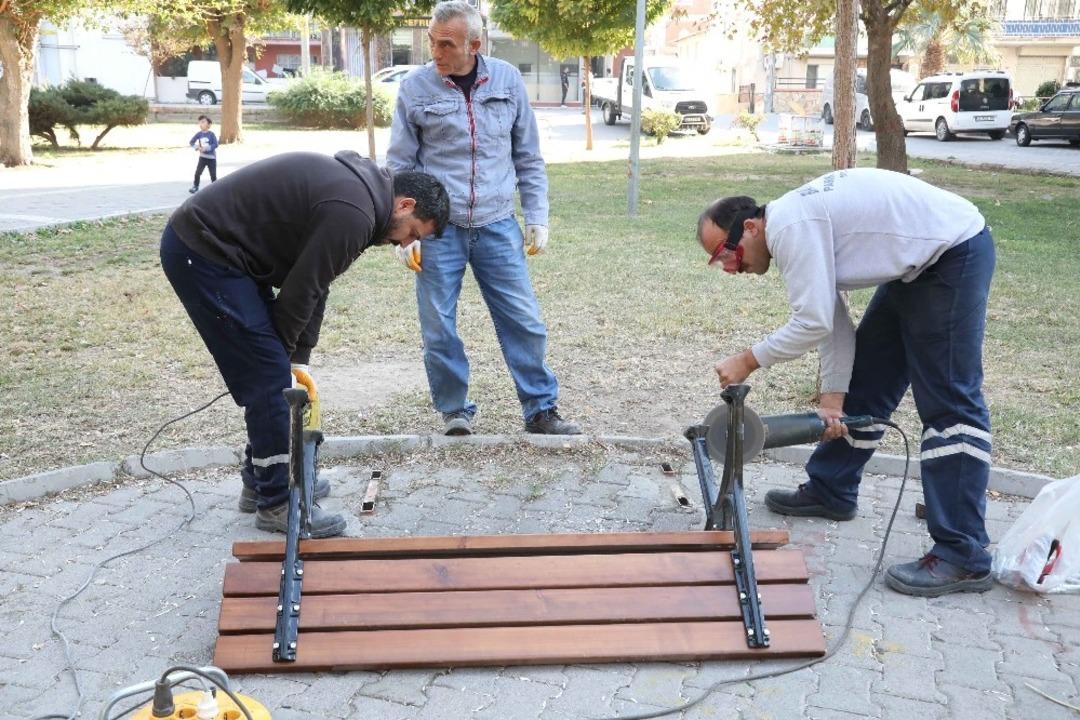 Bayraklı&rsquo;nın parklarına yeni oturma grupları