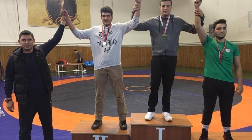 Kızılcahamam Anadolu İmam Hatip Lisesi g&uuml;reş takımı şampiyon oldu