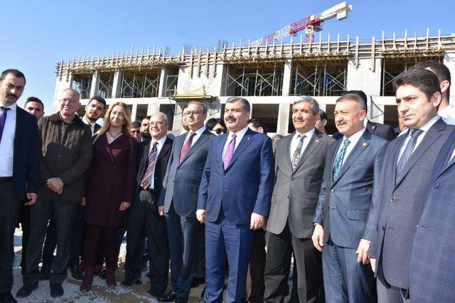 Bakan Koca, Tarsus Devlet Hastanesi inşaatını gezdi