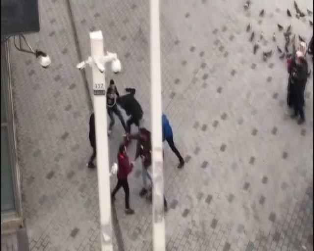 Taksim'de Arap turistle otobüsçüler arasındaki kavga kamerada