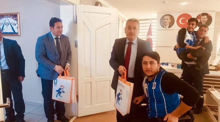 Vali Memiş ve Taşkesenligil’e forma