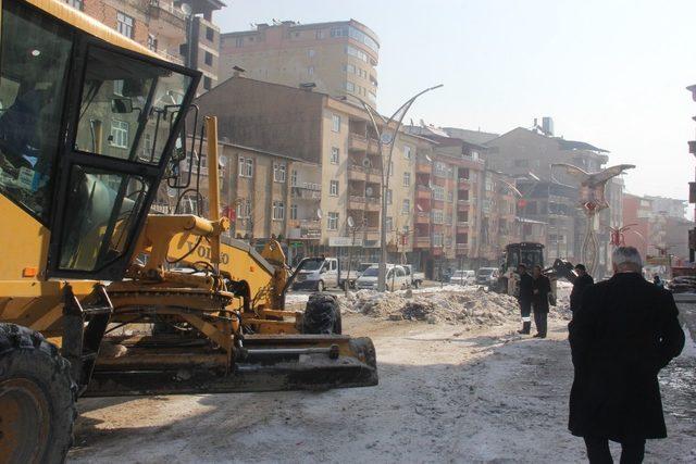 Hakkari Belediyenden buz kırma ve tuzlama çalışması