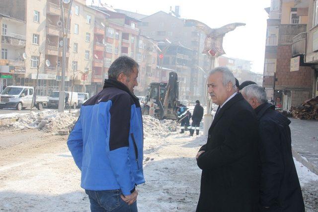 Hakkari Belediyenden buz kırma ve tuzlama çalışması