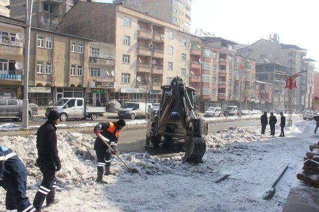 Hakkari Belediyenden buz kırma ve tuzlama çalışması