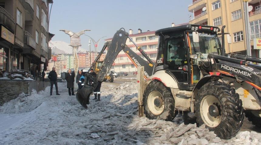 Hakkari Belediyenden buz kırma ve tuzlama çalışması