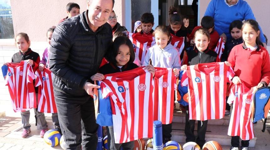 10 bin &ouml;ğrenciye 27 bin spor malzemesi