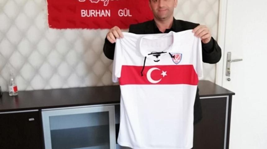 Hokey Federasyonu&rsquo;ndan Burhan G&uuml;l&rsquo;e milli takım forması