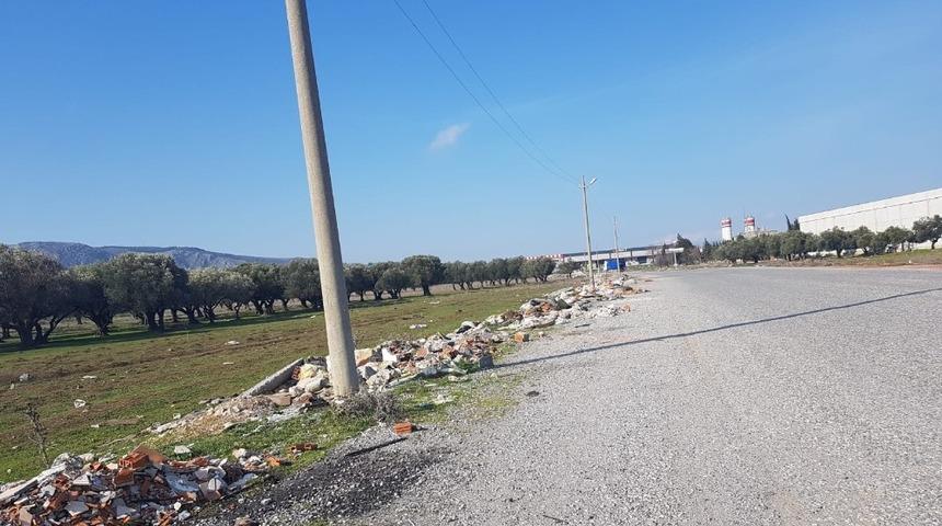 Akhisar’da kaçak dökülen molozlar temizlendi