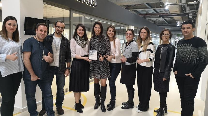 HUGO BOSS İzmir&rsquo;e &lsquo;Yılın &Ccedil;alışan Gelişimi Programı&rsquo; birincilik &ouml;d&uuml;l&uuml;