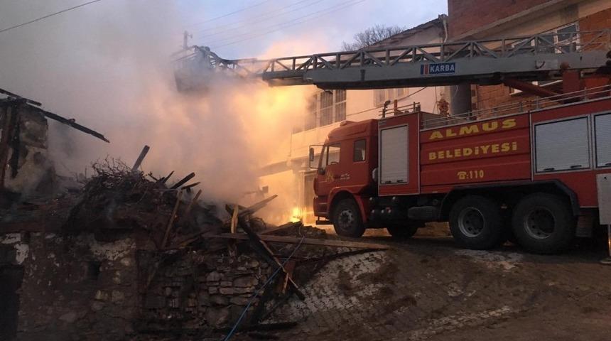 Tokat&rsquo;ta ahşap ev alevlere teslim oldu