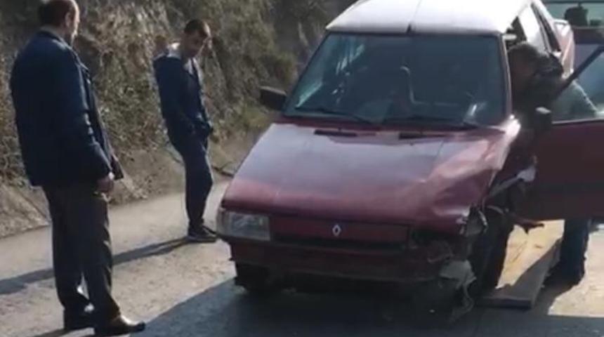 Kafa kafaya &ccedil;arpışan ara&ccedil;taki s&uuml;r&uuml;c&uuml;lerin burnu bile kanamadı