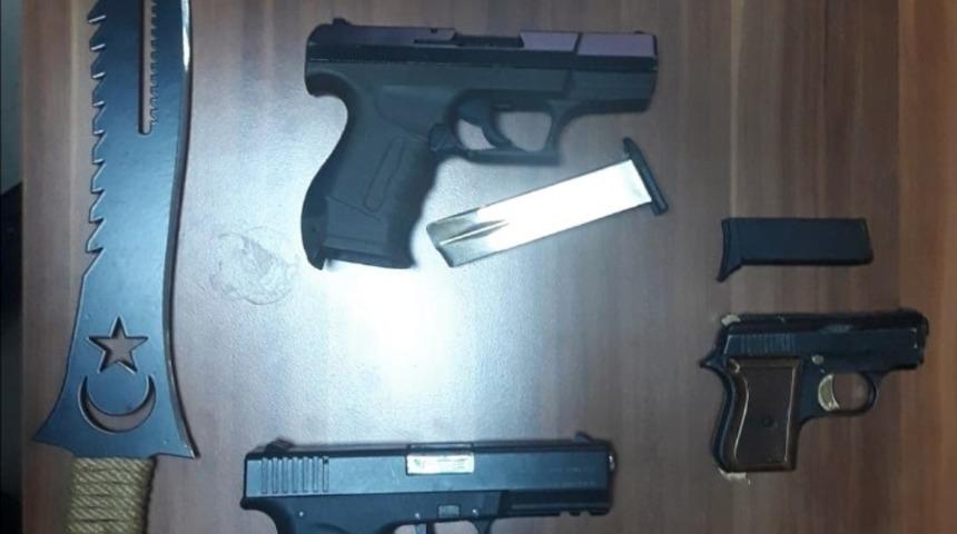 İnşaatta ruhsatsız silahlar ele ge&ccedil;irildi