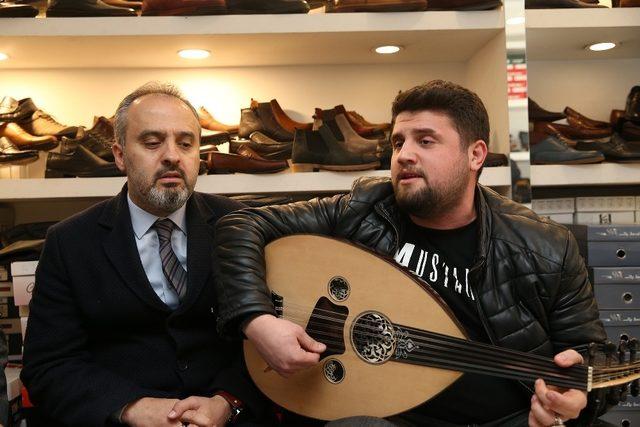 Esnaf ziyaretinde Aktaş’a mini konser