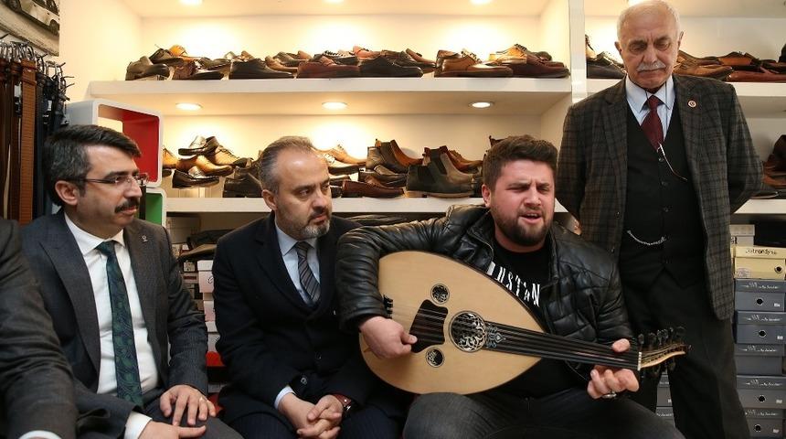 Esnaf ziyaretinde Aktaş&rsquo;a mini konser