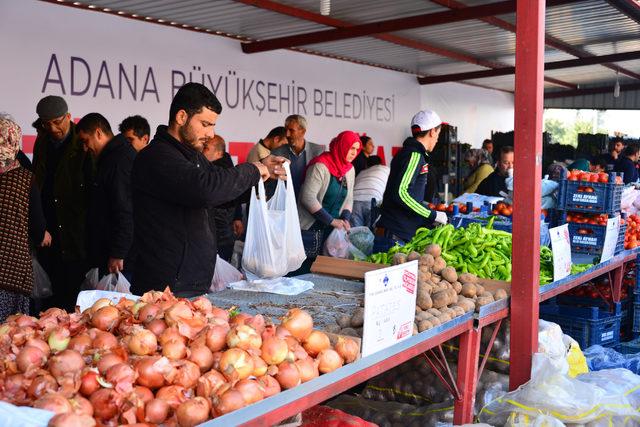 Adana'da tanzim satış ilgi gördü, pazar yeri tenhalaştı