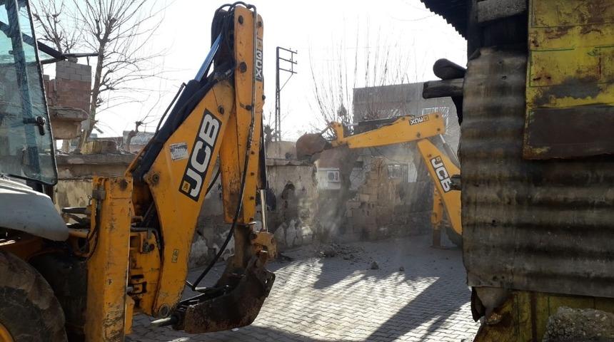 Metruk binaların yıkımına devam ediliyor