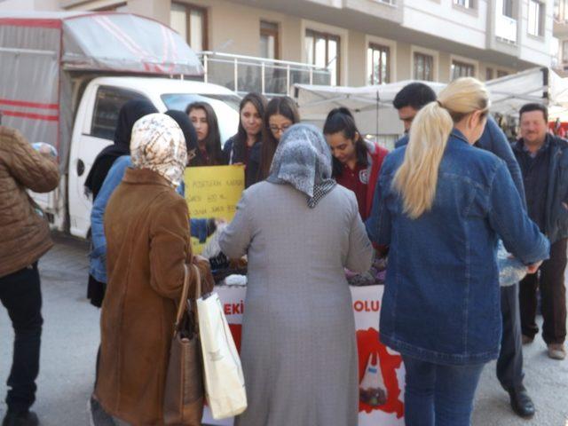 Öğrenciler vatandaşlara ördükleri fileleri dağıttı