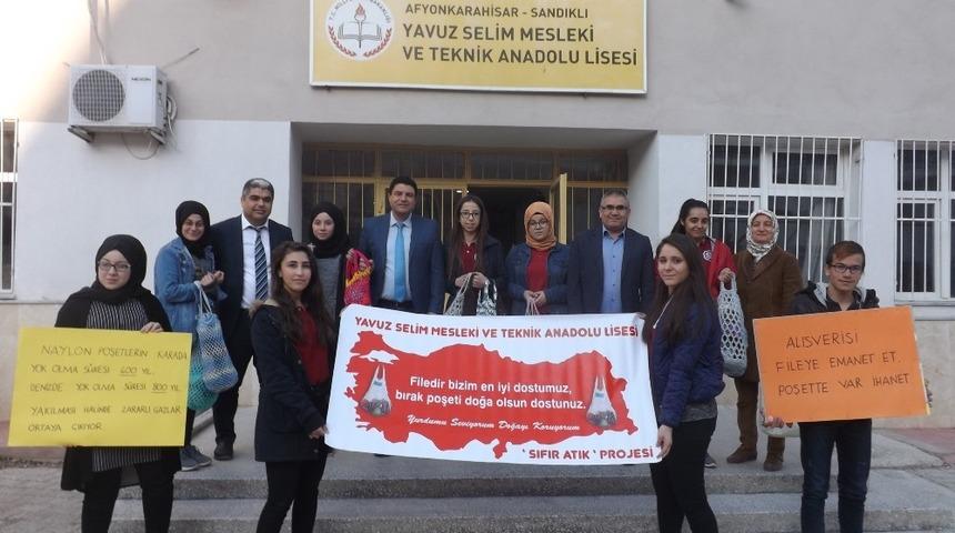 &Ouml;ğrenciler vatandaşlara &ouml;rd&uuml;kleri fileleri dağıttı