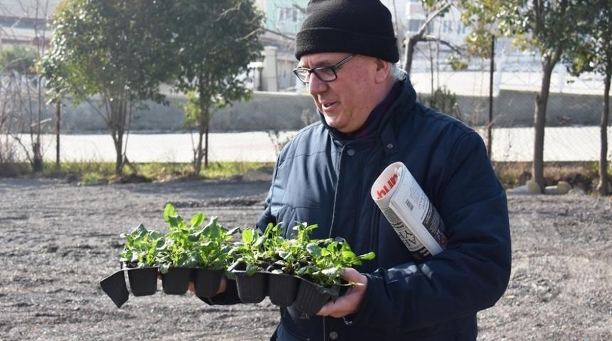 &Uuml;cretsiz fidan ve &ccedil;i&ccedil;ek dağıtımına yoğun ilgi