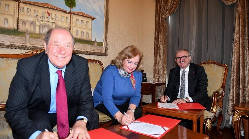 Vali Karaloğlu hayırsever &ccedil;ift ile bağış protokol&uuml; imzaladı