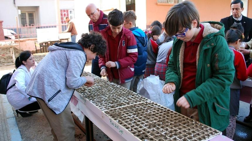 Salihli&rsquo;de &ouml;ğrencilerden yerel tohum seferberliği