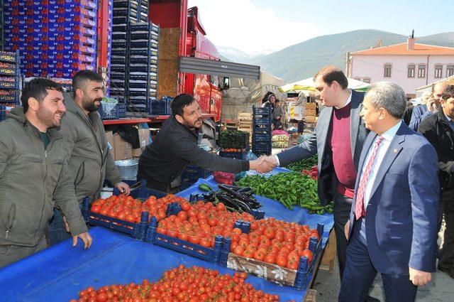 Başkan Akkaya’dan pazar esnafına ziyaret
