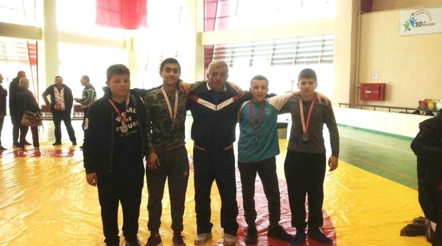 Burhaniyeli G&uuml;reş&ccedil;iler Balıkesir&rsquo;de k&uuml;rs&uuml;ye &ccedil;ıktı