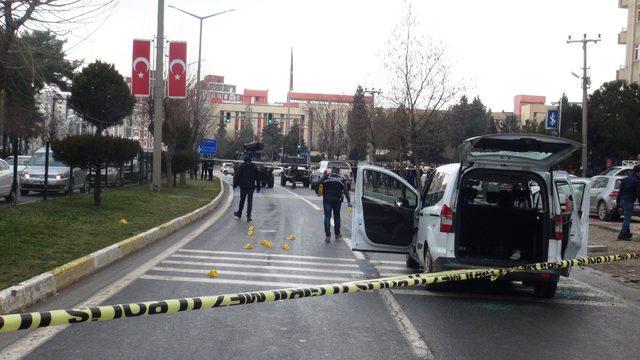 Kırmızı ışıkta bekleyen araca silahlı saldırı: 1 ölü, 4 yaralı