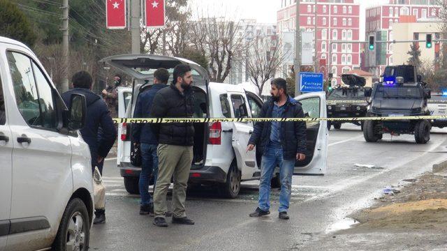 Kırmızı ışıkta bekleyen araca silahlı saldırı: 1 ölü, 4 yaralı