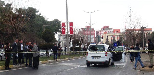 Kırmızı ışıkta bekleyen araca silahlı saldırı: 1 ölü, 4 yaralı