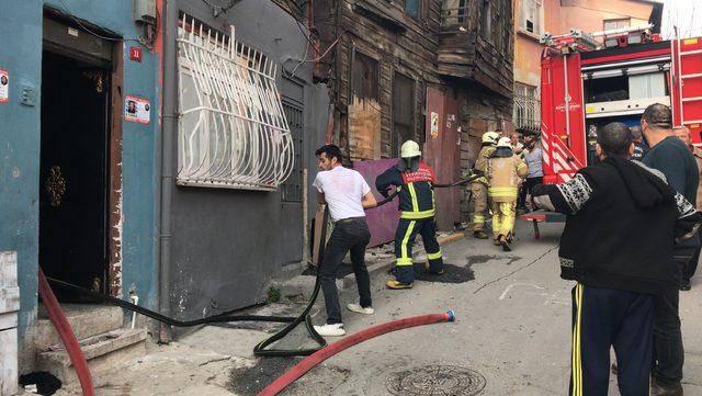 Beyoğlu'nda yangın; itfaiye araçları dar sokağa giremedi