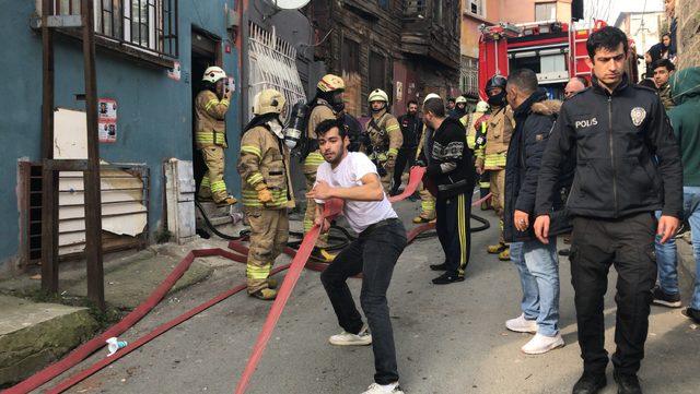 Beyoğlu'nda yangın; itfaiye araçları dar sokağa giremedi