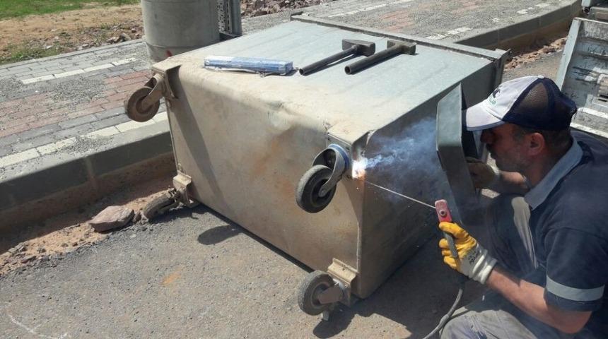 İzmit Belediyesi konteynerleri onarıyor