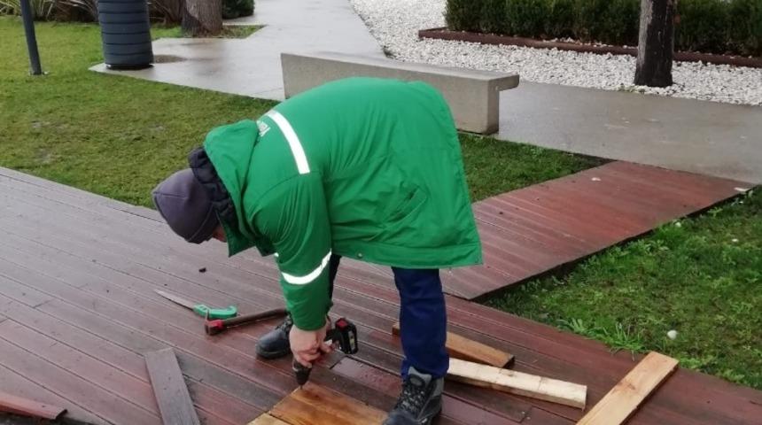 İzmit’te banklar yenilendi