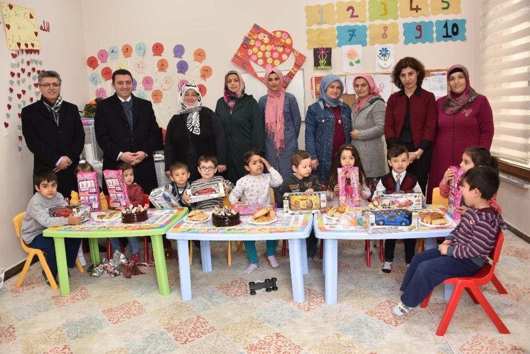 Başkan Bakıcı miniklerin doğum g&uuml;n&uuml; sevincine ortak oldu