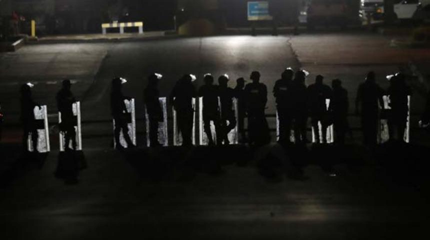 Venezuela h&uuml;k&uuml;meti Kolombiya sınırını kapattı