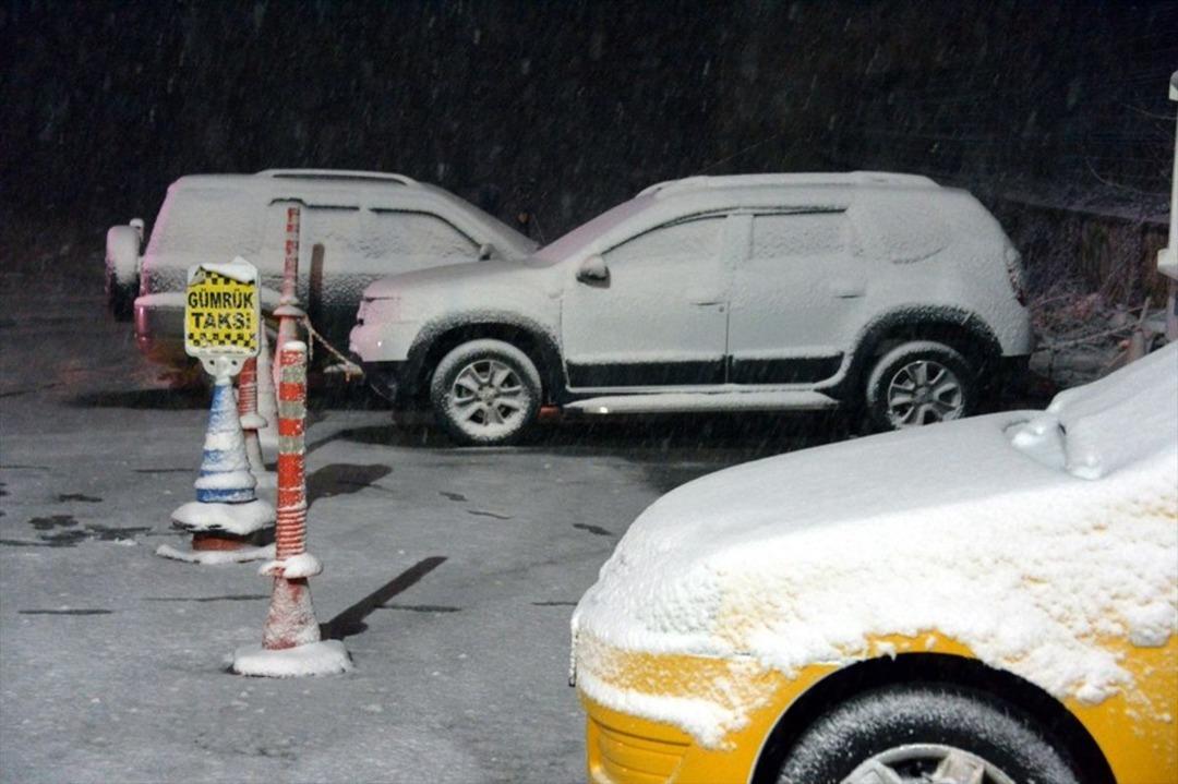 Kırklareli'nin y&uuml;ksek kesimlerinde kar yağışı başladı 