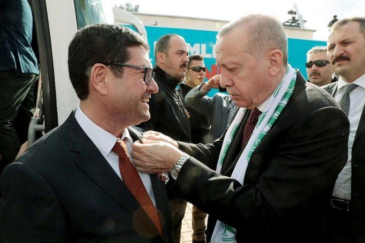 CHP'den ayrılarak AK Parti'ye geçen Barış Saylak'ın rozetini Cumhurbaşkanı Erdoğan taktı