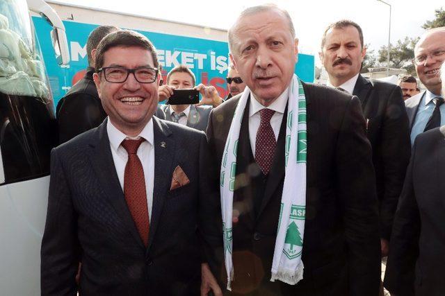 CHP'den ayrılarak AK Parti'ye geçen Barış Saylak'ın rozetini Cumhurbaşkanı Erodğan taktı MYNET