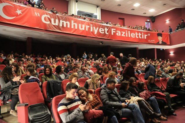 Aydın Büyükşehir Belediyesi Şehir Tiyatrosu kursiyerleri seyirci karşısına çıktı