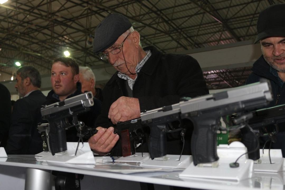 Tarım fuarının g&ouml;zdesi silah reyonu oldu