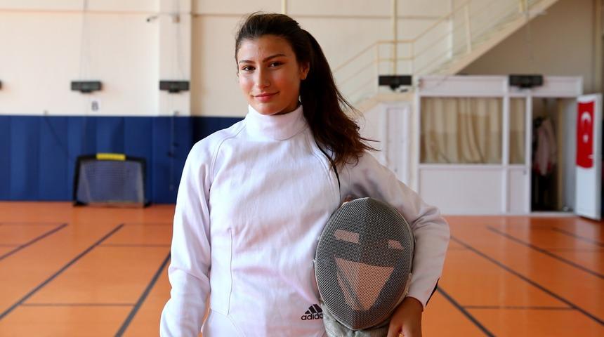 Nisanur Erbil, Avrupa Yıldızlar ve Gençler Eskrim Şampiyonası'nda altın madalya kazandı