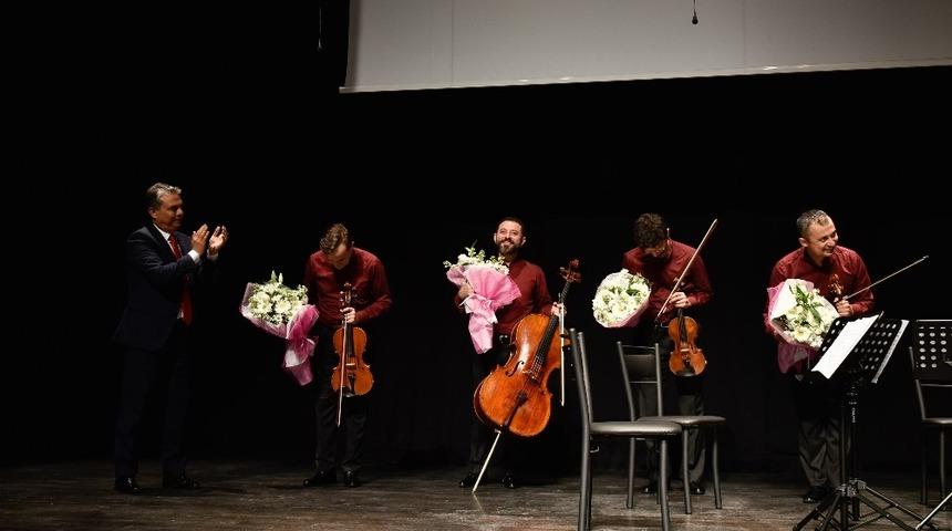 T&uuml;rkan Şoray sahnesinde Borusan Quartet